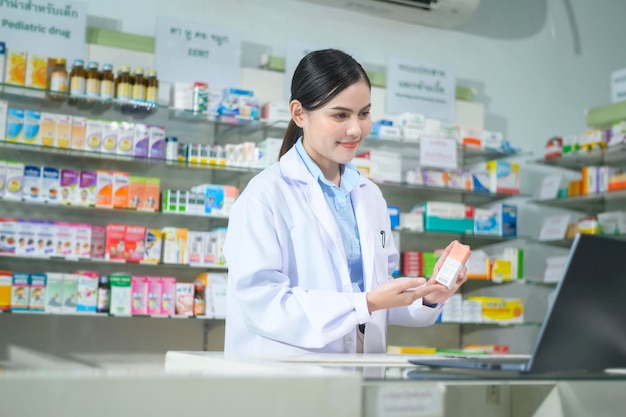 Une pharmacienne conseillant une cliente par appel vidéo dans une pharmacie de pharmacie moderne