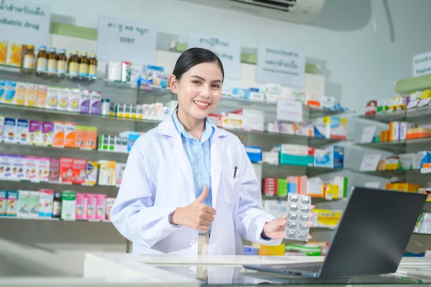 Une pharmacienne conseillant une cliente par appel vidéo dans une pharmacie de pharmacie moderne