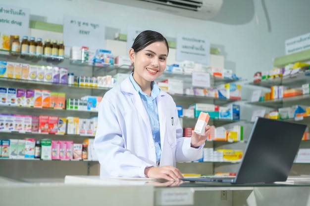 Une pharmacienne conseillant une cliente par appel vidéo dans une pharmacie de pharmacie moderne