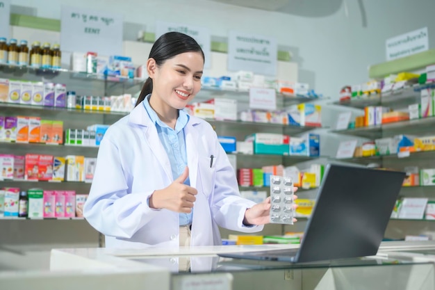 Une pharmacienne conseillant une cliente par appel vidéo dans une pharmacie de pharmacie moderne