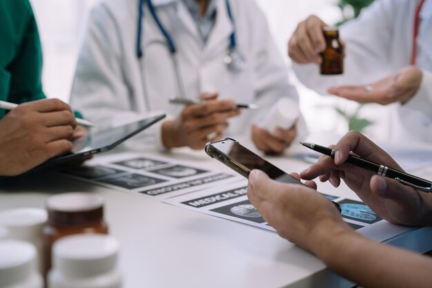 Les pharmaciens ou les médecins étudient les informations sur les comprimés dans la salle d'opération le soir