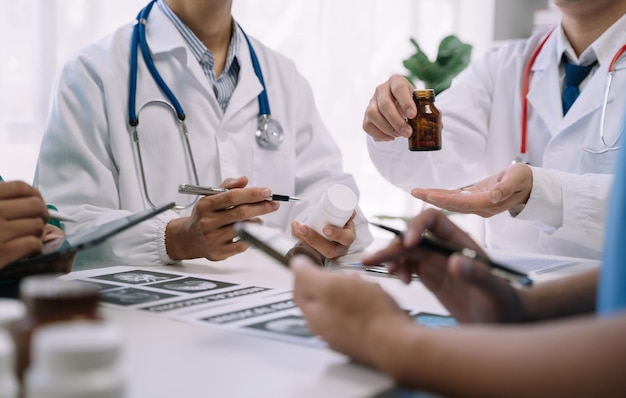 Les pharmaciens ou les médecins étudient les informations sur les comprimés dans la salle d'opération le soir