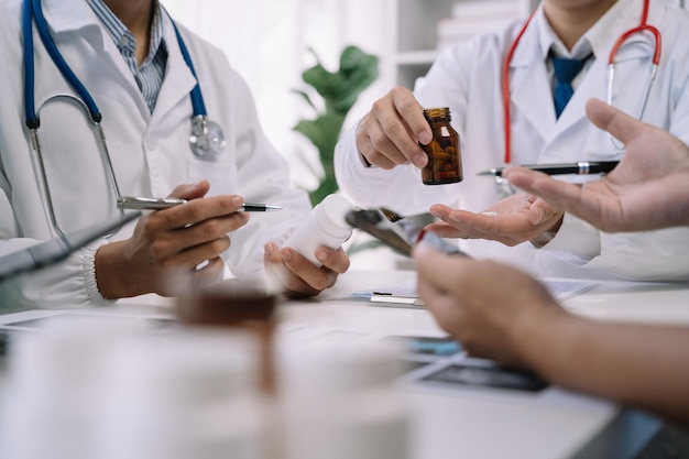 Les pharmaciens ou les médecins étudient les informations sur les comprimés dans la salle d'opération le soir