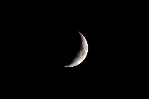 Phase de croissance de la lune dans le ciel sombre