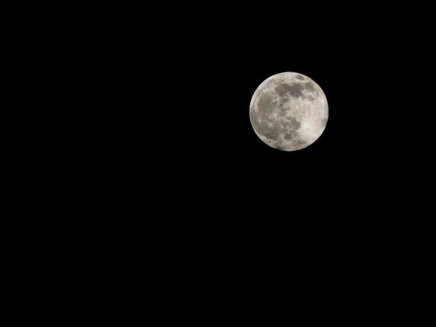 Phase lunaire de la Lune le 16 avril 2022 depuis le Bengale occidental en Inde