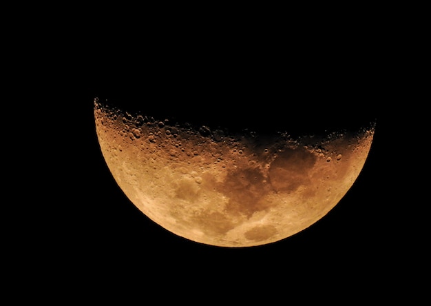 Photo phase de la lune jaune