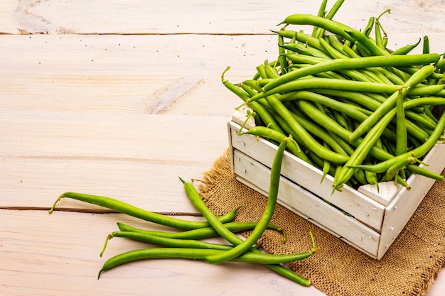 Phaseolus vulgaris, haricot vert ou haricot rouge dans une boîte en bois