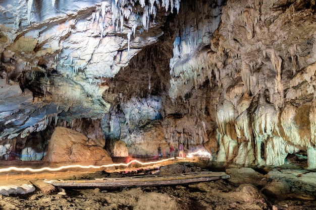 Phénomène Cave Lod stalactites et stalagmites de pierre naturelles