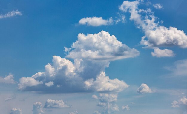 Phénomène naturel ciel bleu avec des nuages blancs