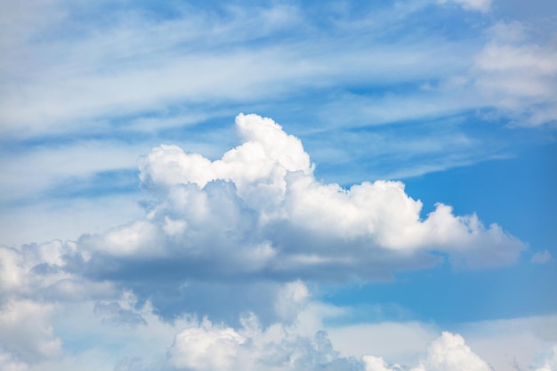 Phénomène naturel ciel bleu avec des nuages blancs