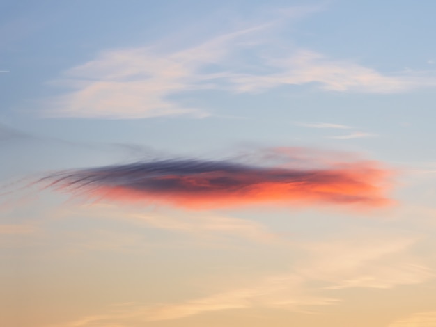 Un phénomène naturel rare, un nuage lenticulaire dans le ciel.