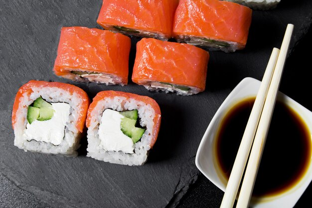 Philadelphia rouler des sushis au saumon à l'obscurité. Vue de dessus