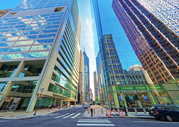 Philadelphie, États-Unis - 4 mai 2015 : Arch Street view avec des gratte-ciel se reflétant dans le verre dans le centre-ville de Philadelphie, Pennsylvanie, États-Unis. C'est le quartier central des affaires de Philadelphie. Tourisme