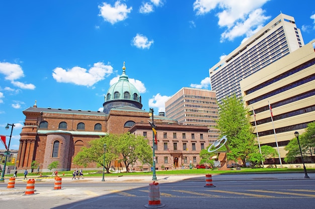 Philadelphie, États-Unis - 4 mai 2015 : Basilique Cathédrale des Saints Pierre et Paul de Philadelphie, Pennsylvanie, États-Unis. Il est également appelé archidiocèse catholique romain de Philadelphie. Touristes dans la rue