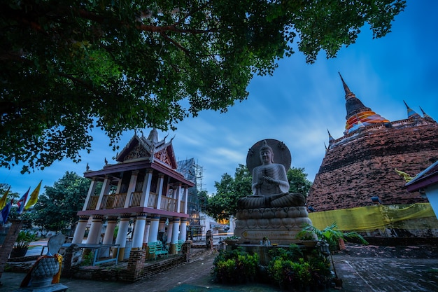 PHITSANULOK, THALANDE - 10 octobre 2020 : la statue de Bouddha et Phra Chedi Luang dans le temple (langue thaïlandaise : Wat Ratchaburana) est un temple bouddhiste. C'est une attraction touristique majeure à Phitsanulok, en Thaïlande.