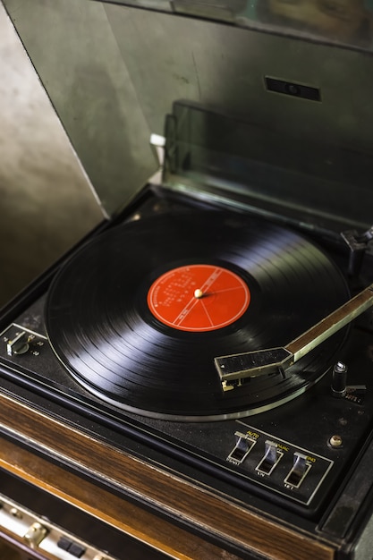 Phonographe vintage dans une pièce antique