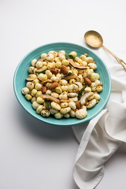 Phool Makhana Chivda est une collation saine et croustillante d'Inde, parfaite pour l'heure du thé. Servi dans un bol ou une assiette. Mise au point sélective