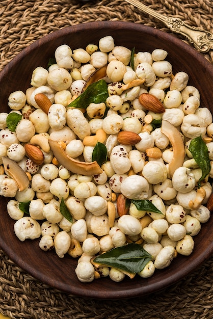 Phool Makhana Chivda est une collation saine et croustillante d'Inde, parfaite pour l'heure du thé. Servi dans un bol ou une assiette. Mise au point sélective