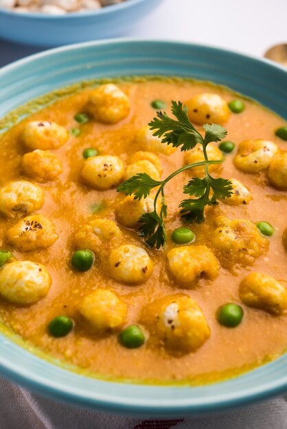 Phool Makhana Matar Gravy Sabzi ou curry de pois Lotus Seeds est une recette indienne