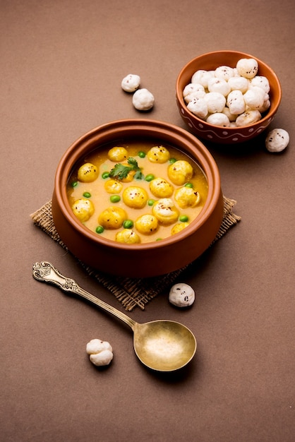 Phool Makhana Matar Gravy Sabzi ou curry de pois Lotus Seeds est une recette indienne