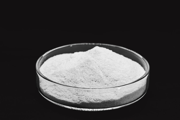 Le phosphate dicalcique connu sous le nom de poudre ou de microgranules de phosphate de calcium dibasique ou monohydrogénocalcique peut être utilisé dans des mélanges pour l'alimentation animale avec un effet enrichissant en phosphore.