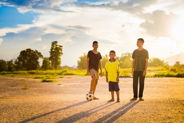 Une photo d&#39;action d&#39;un groupe d&#39;enfants jouant au football soccer