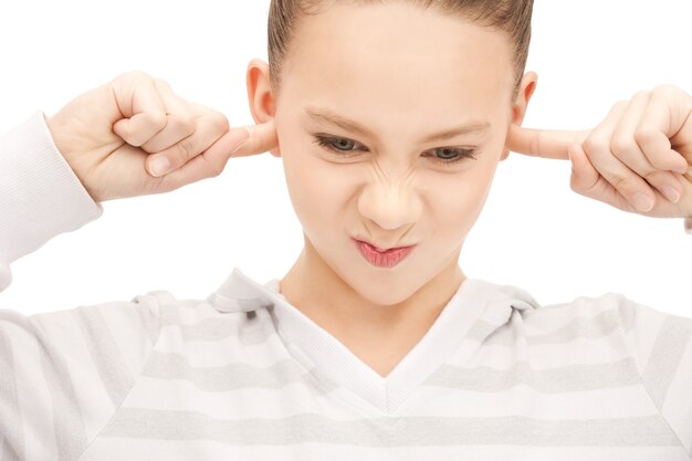 Photo photo d'une adolescente avec les doigts dans les oreilles