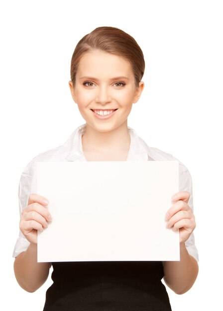 photo d'une adolescente heureuse avec un tableau blanc