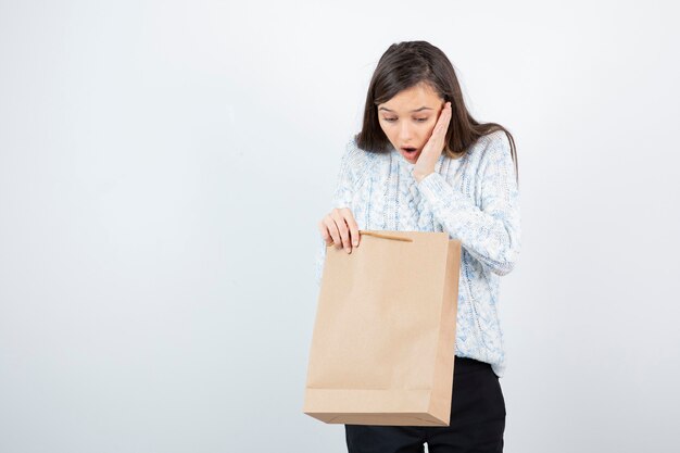 Photo d'une adolescente en pull à l'intérieur du sac de bricolage.