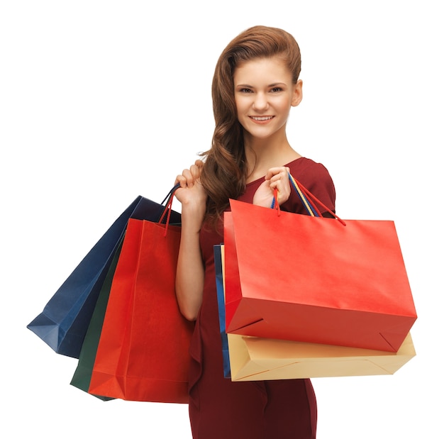 Photo d'une adolescente en robe rouge avec des sacs à provisions