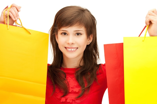 photo d'une adolescente avec des sacs à provisions