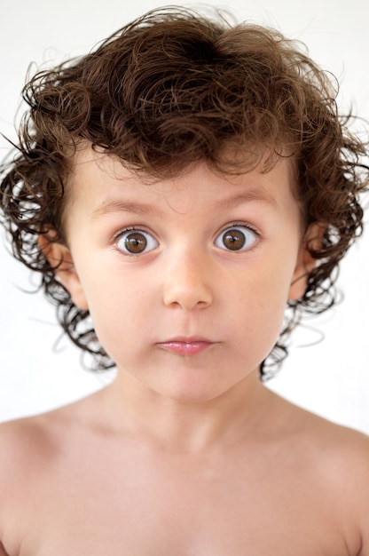 Photo photo d'un adorable garçon heureux faisant des trivialités