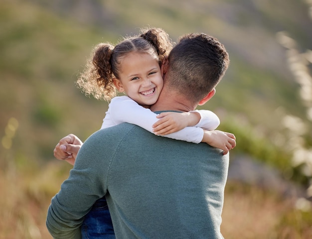 Photo d'une adorable petite fille qui passe la journée à l'extérieur avec son père