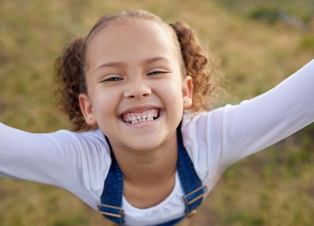 Photo d'une adorable petite fille s'amusant à l'extérieur