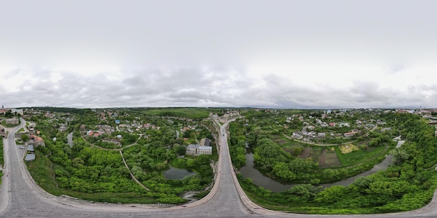 Photo aérienne 360 panorama par KamianetsPodilskyi château médiéval et vieille ville en Ukraine
