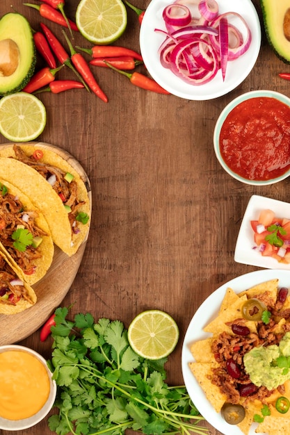 Une photo aérienne d'un assortiment de tapas mexicaines