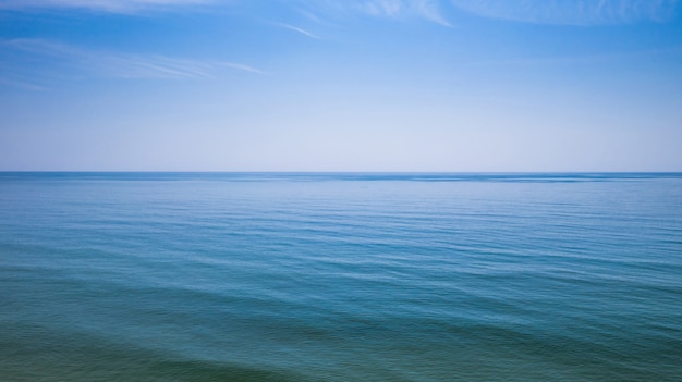 Photo photo aérienne au-dessus de l'eau de mer