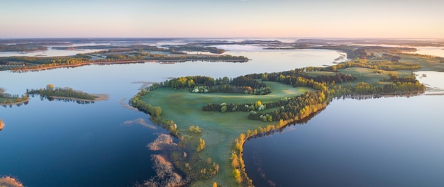 Photo aérienne de beaux lacs le matin