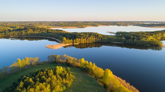 Photo aérienne de beaux lacs le matin