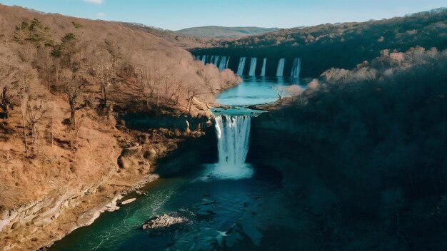 Photo une photo aérienne d'une cascade dans les collines boisées sous la lumière du soleil