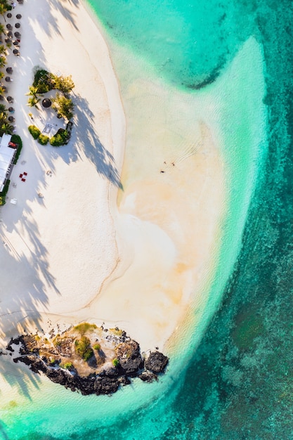 Photo aérienne de la côte est de l'île Maurice. Survoler le lagon turquoise de l'île Maurice dans la région de Belle Mare.