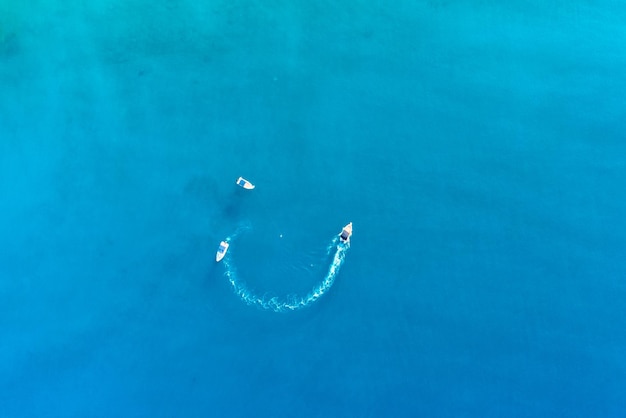 Photo aérienne de drone de voiliers en mer d'azur turquoise méditerranéenne ouverte Vue de dessus