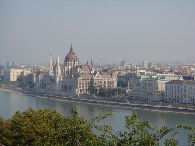 Photo aérienne du bâtiment du Parlement hongrois devant le Danube