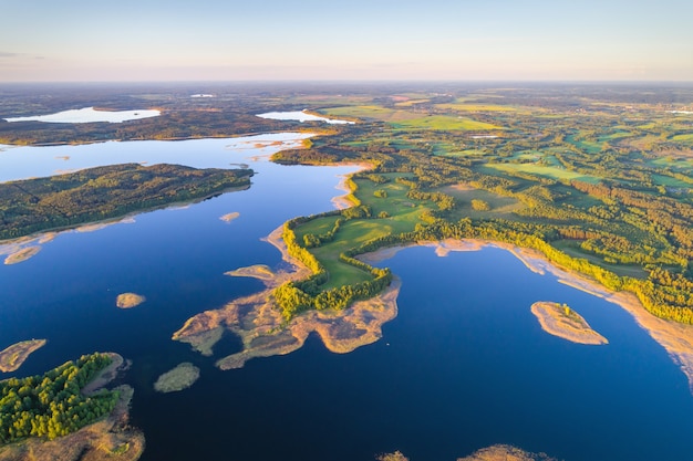 Photo aérienne du lac Strusta dans le parc national des lacs de Braslau, Biélorussie