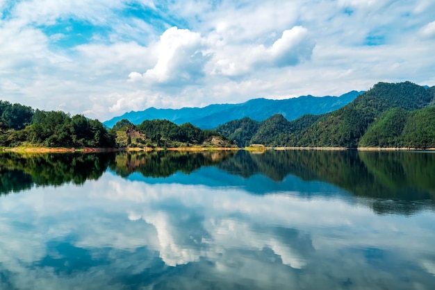 Photo aérienne du paysage rural du Xin'anjiang Huizhou