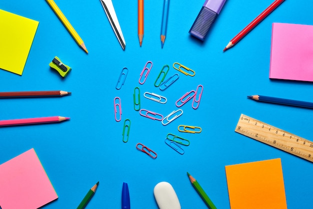 Photo aérienne des fournitures scolaires et de bureau