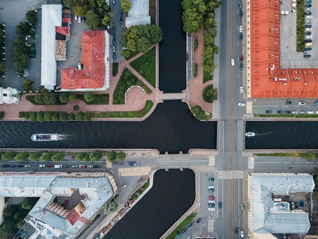 Photo photo aérienne de l'intersection du canal griboyedov et du canal kryukov à saint-pétersbourg, en russie