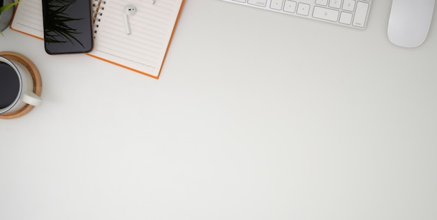 Photo aérienne d'un lieu de travail branché avec des fournitures de bureau et un espace de copie