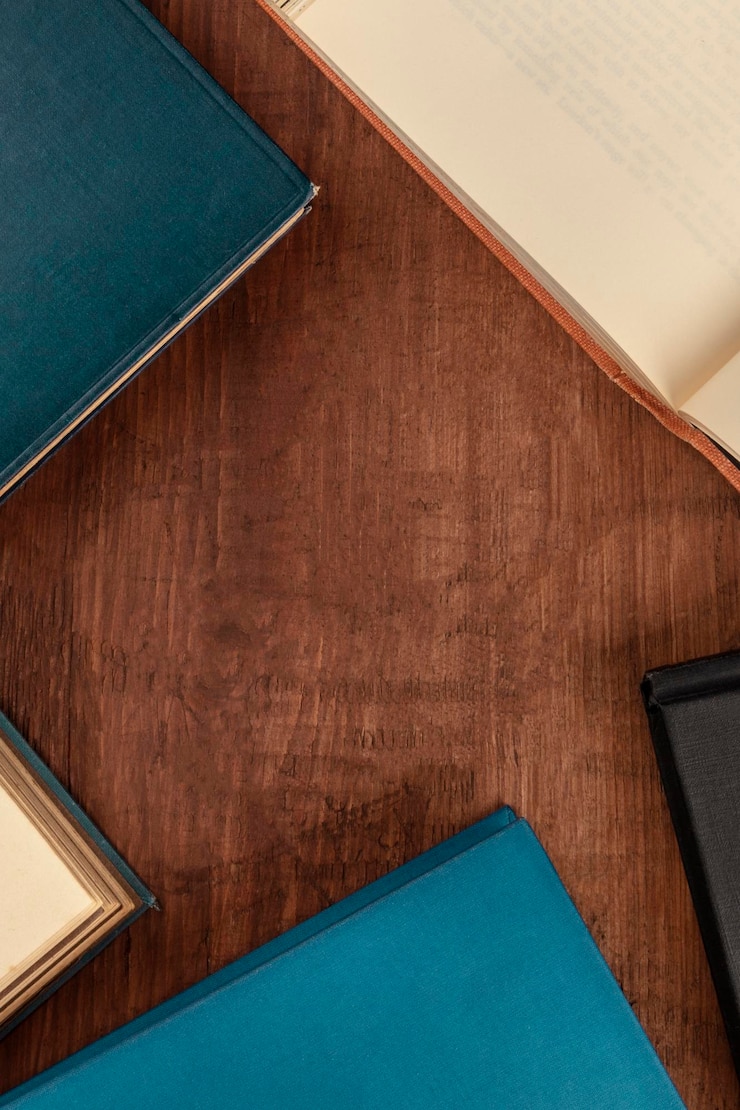 Photo photo aérienne de livres sur fond sombre avec espace de copie