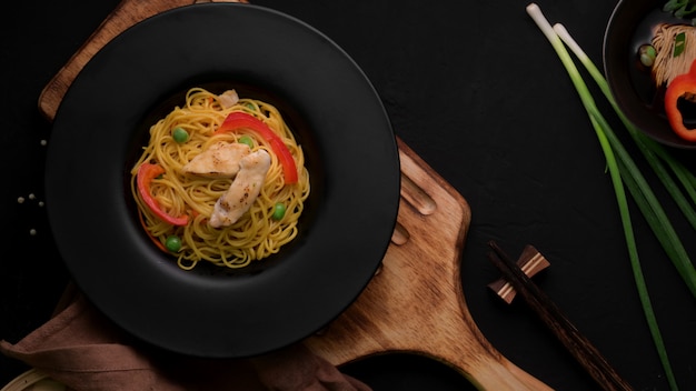 Photo aérienne de nouilles Schezwan ou Chow Mein avec sauce aux légumes, poulet et piment